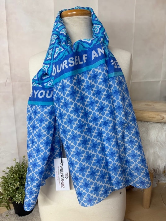 Zwillingsherz Schal „Be Yourself and Smile“ in verschiedene Blautöne